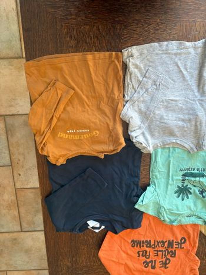 Gros lot de t-shirt en 12 mois - photo numéro 5
