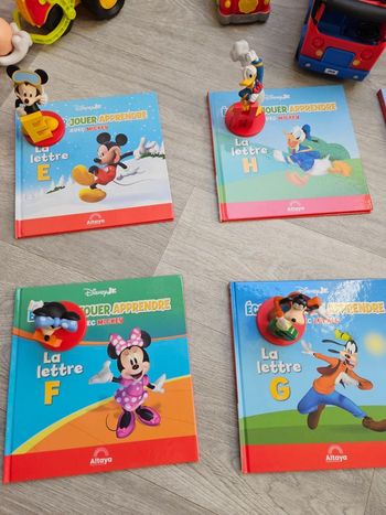 Lot 8 livres et figurines avec son enceintes 