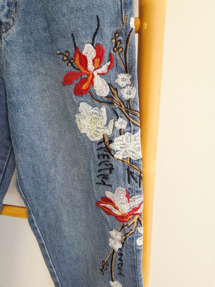 Jeans boyfriend brodé de fleurs - photo numéro 2