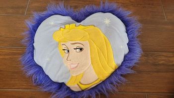 Coussin La Belle au Bois Dormant violet