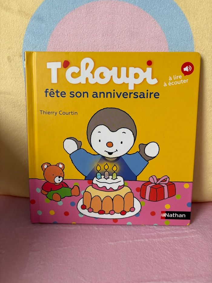 T’choupi fête son anniversaire.