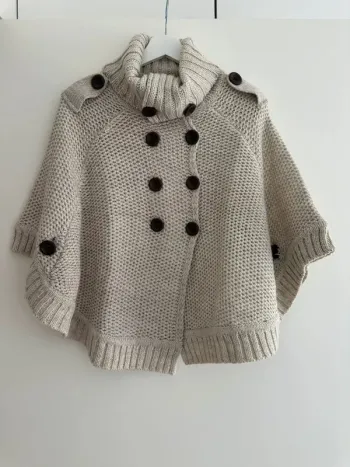 Cape en maille beige avec col roulé et boutons - Élégance hivernale