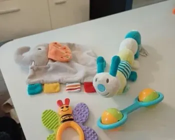 Lot jouets bébé
