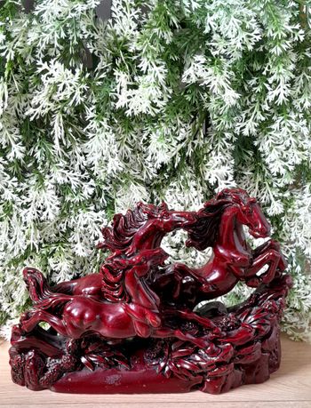 Sculpture rouge bordeaux de trois chevaux en résine