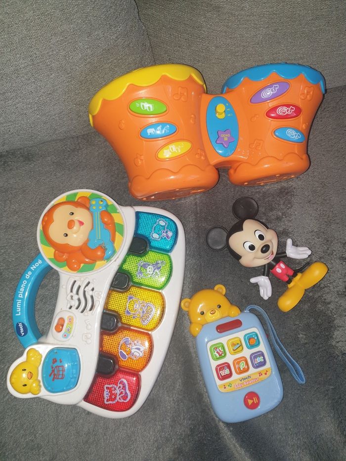 Lot jouets bébé