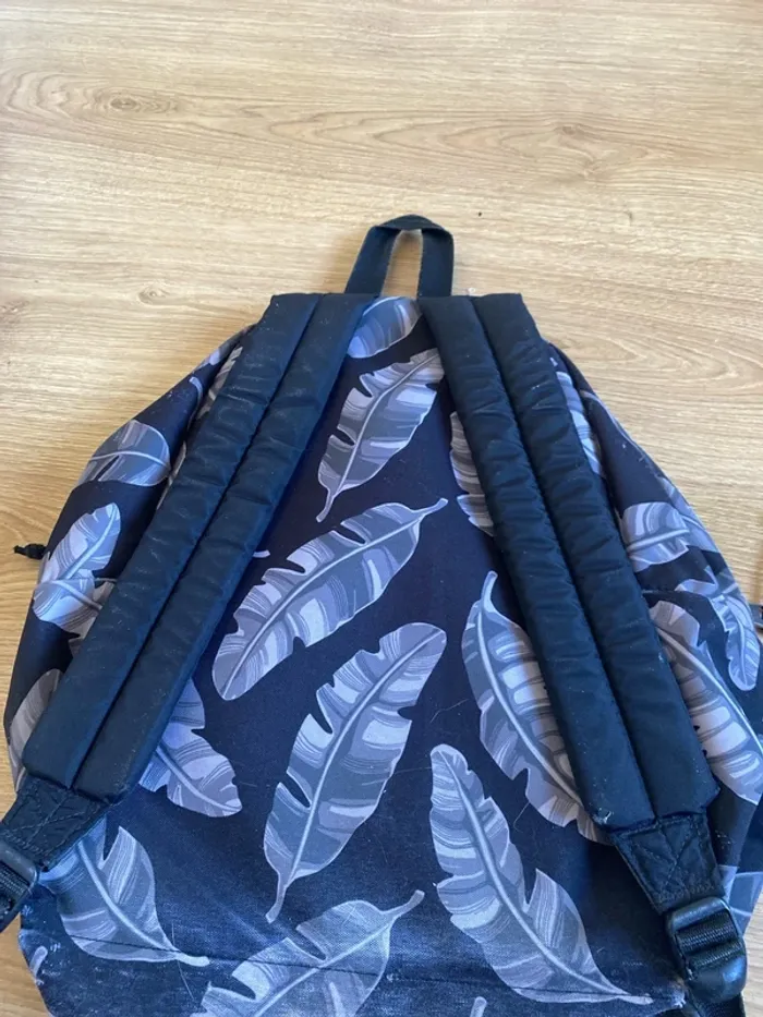 Sac à dos eastpack simple noir à plumes - photo numéro 6