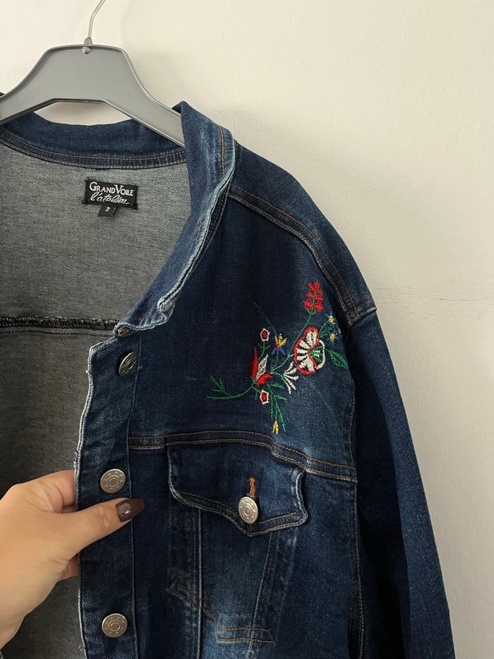 Veste en jean avec broderies fleurs - photo numéro 2