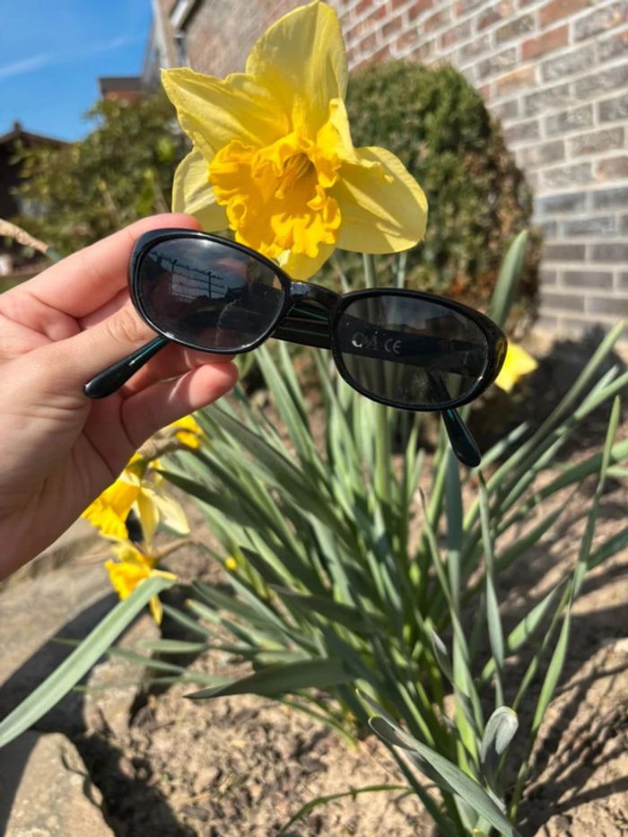 Lunette de soleil noire C&A