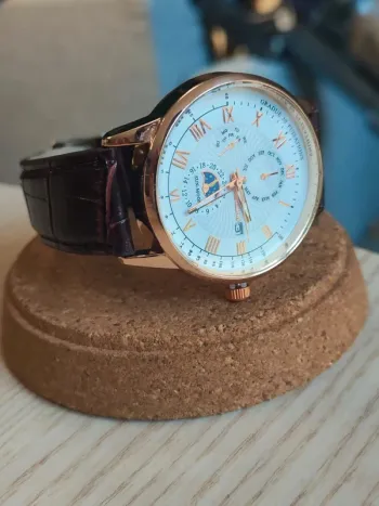 Montre marron luxueuse dorée, précise, totale