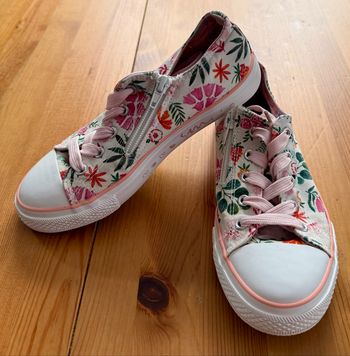 Chaussures en toile blanches et roses