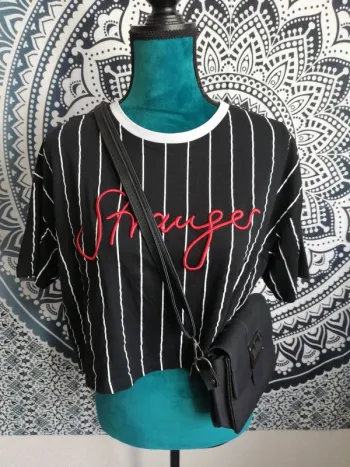 Tee-shirt crop top noir à rayures blanches avec broderie rouge / fb sister / (S)