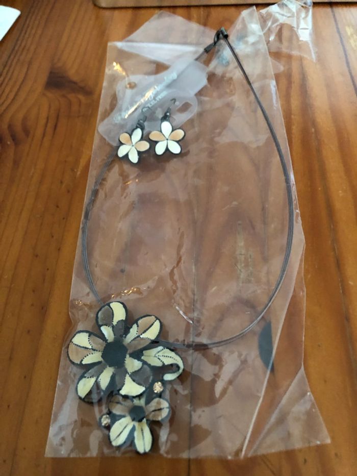 Parure fantaisie collier et boucles d'oreilles fleurs