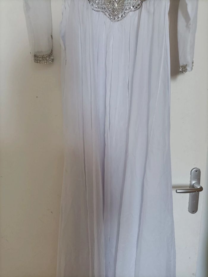 Superbe Caftan blanc orné de pierres scintillantes – Taille S - photo numéro 4