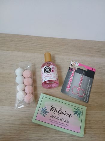 Lot beauté : parfum, bombe de bain, ciseaux..