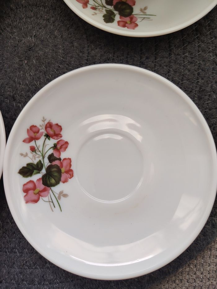 Ensemble de 5 tasses à café et soucoupes Arcopal motifs floraux - photo numéro 3