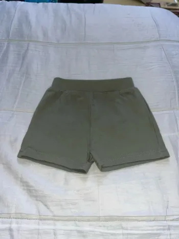 Short vert kaki