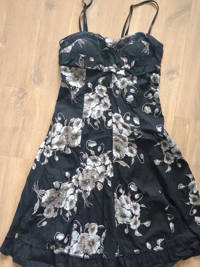 Jolie robe noire à fleurs avec dentelle