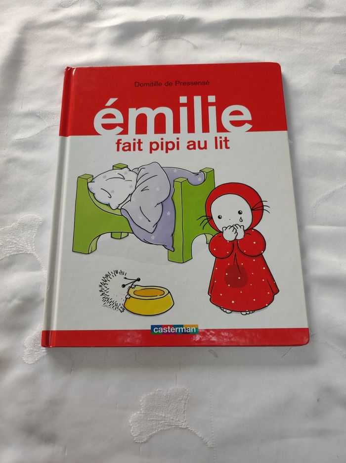 Emilie fait pipi aulit