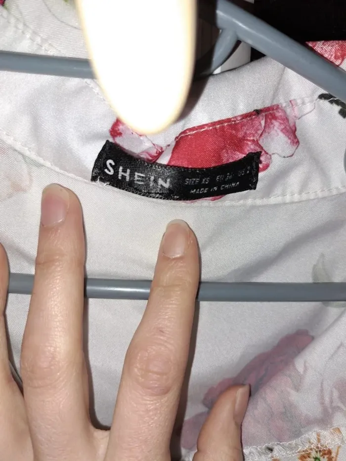 Chemise Shein T34 – Imprimé rose rouge Élégance assurée - photo numéro 3
