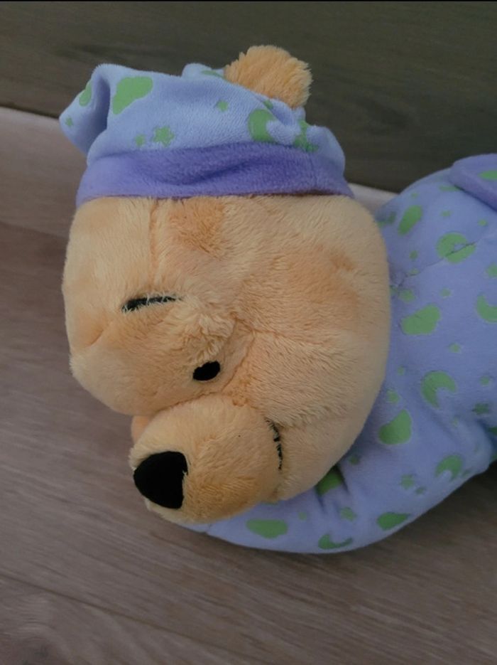 Peluche Disney Winnie phosphorescent - photo numéro 3