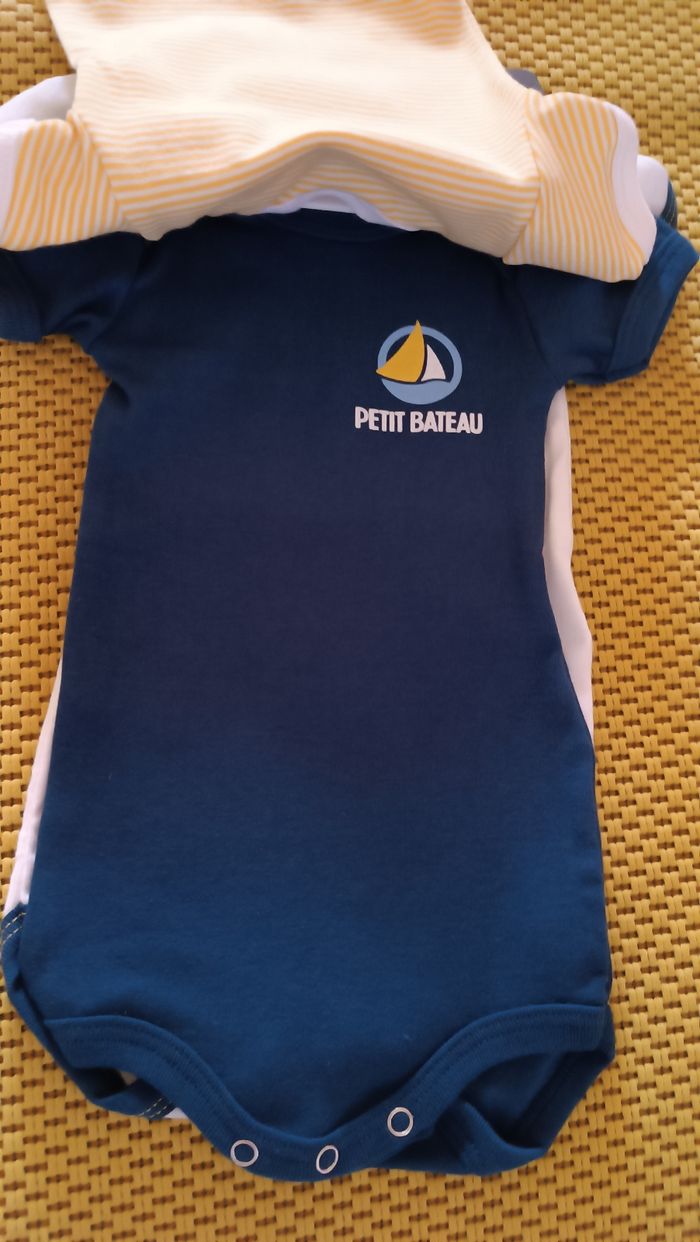 Petit Bateau. Lot de 3 Bodies manches courtes. 100% Coton Bio. Bébé de 3 mois/67cm - photo numéro 3