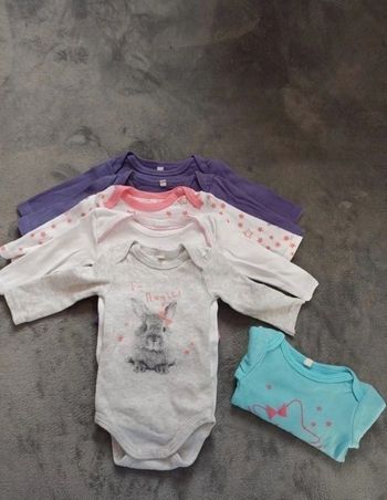 Lot de 5 bodies 3 mois+ un offert