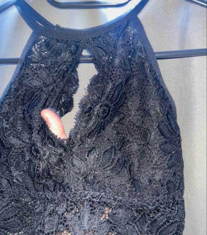 Top court en dentelle noir - photo numéro 2