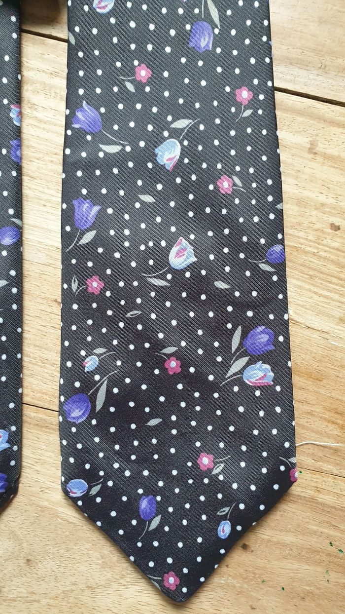 Cravate noire motif fleurs roses et violettes polyester - photo numéro 3