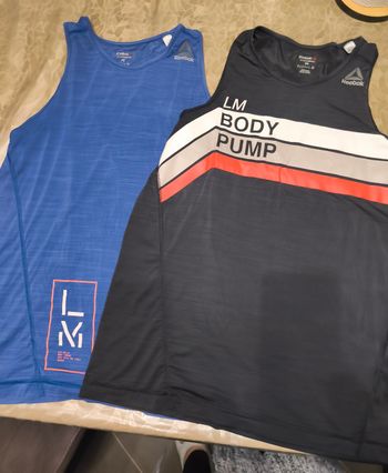 Lot 2 débardeurs sport homme taille M Reebok 