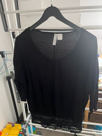 Haut noir à dentelle