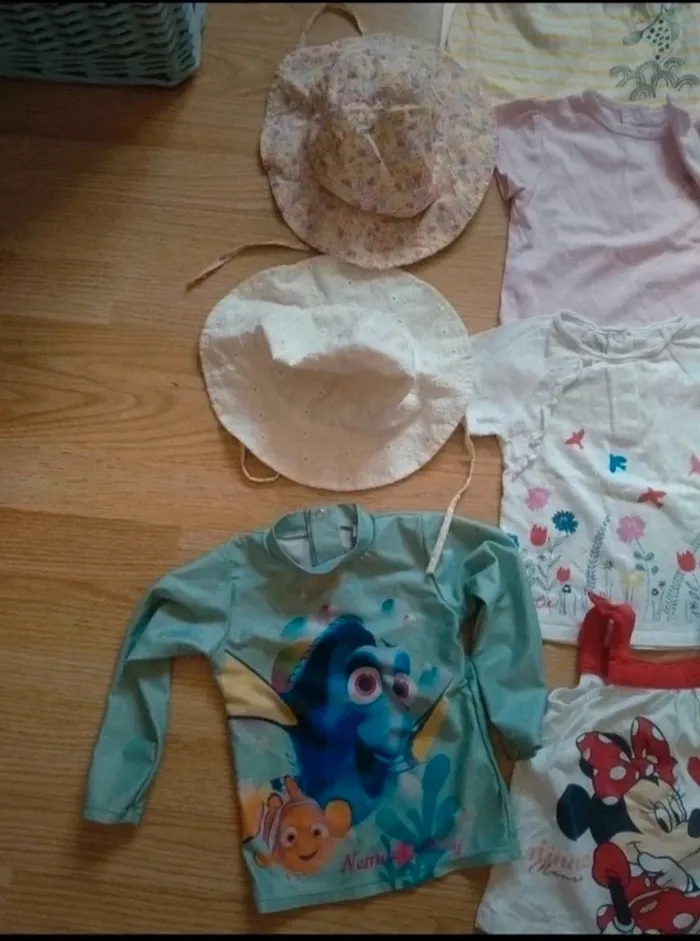 Lot de 24 vêtements fille. et 2 chapeaux. Saison été. Taille 18 mois - photo numéro 7
