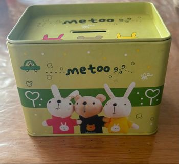 🐰💚 Tirelire verte “Me Too” motifs lapins – TBE – 9 cm