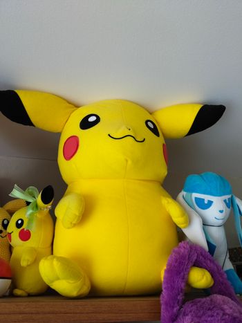 Grosse peluche Pikachu