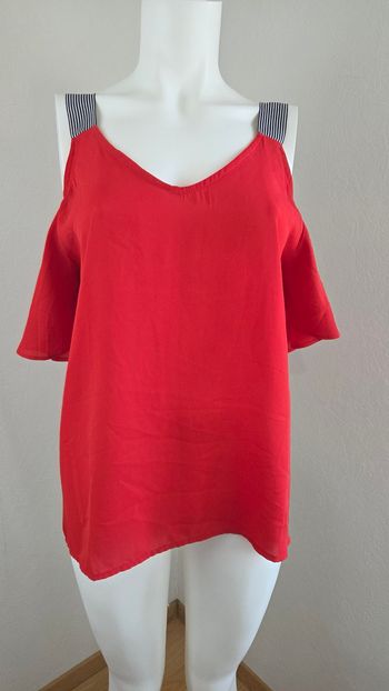Top rouge épaules dénudées  – manches fluides – L