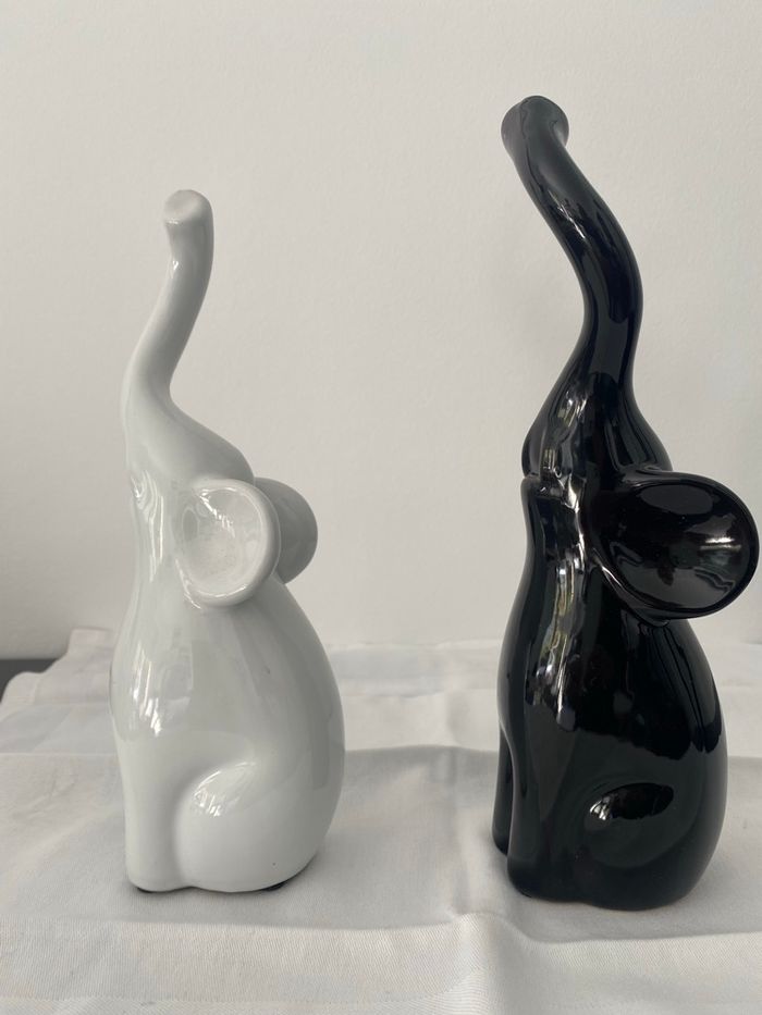 Éléphants en céramique noir et blancs