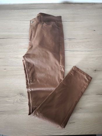Pantalon court taille 40 effet cuir