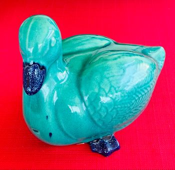 Statue canard vert en céramique craquelé brillante