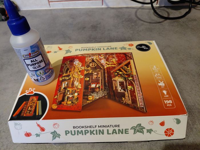 Booknook/bookshelf miniature Pumpkin Lane