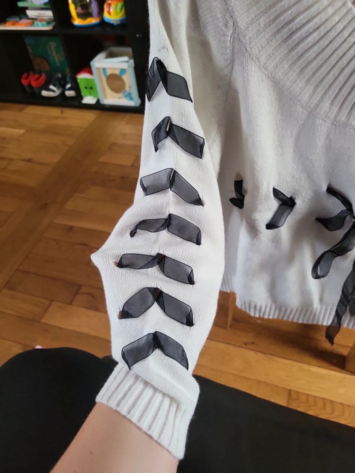 Pull blanc avec nœuds - photo numéro 3