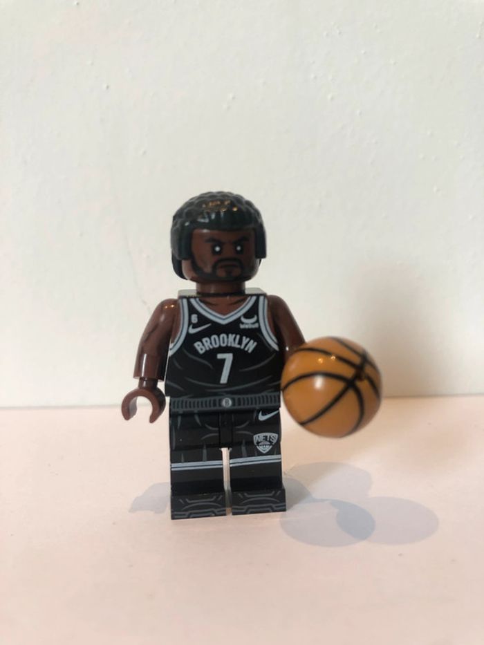 Figurine type lego Kévin Durant aux Nets. Basketteur