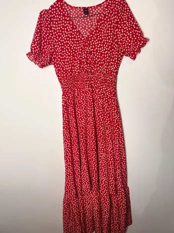 Robe longue rouge et fleur blanches