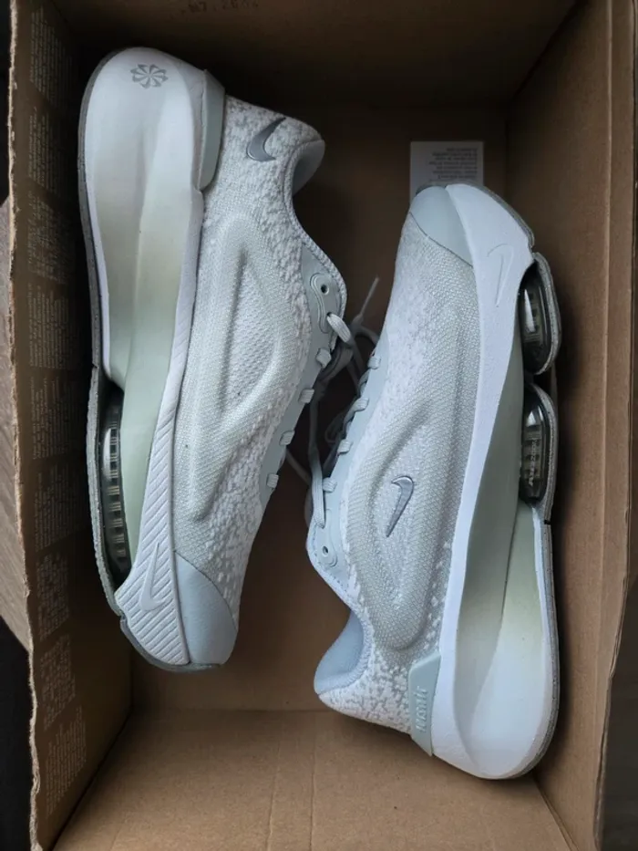 Nike versair taille 38 neuves grise