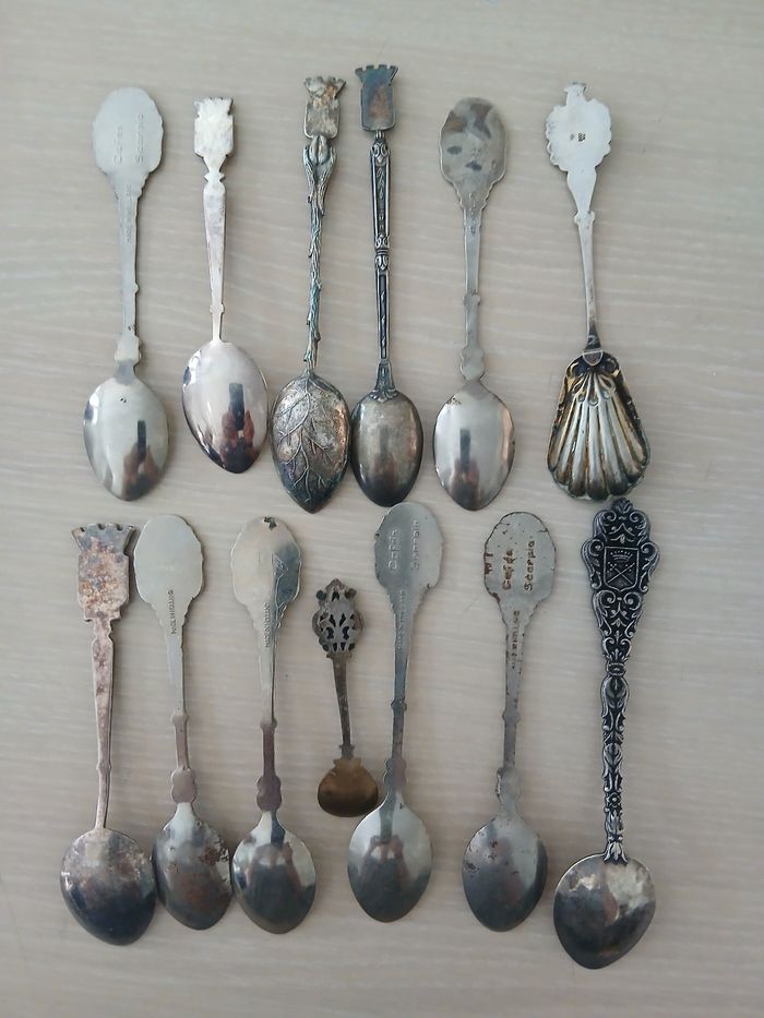 Lots de 13 petites cuilleres pour collectionneur en metal argente - photo numéro 6