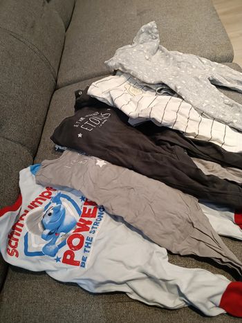Cinq pyjamas taille 6 mois léger