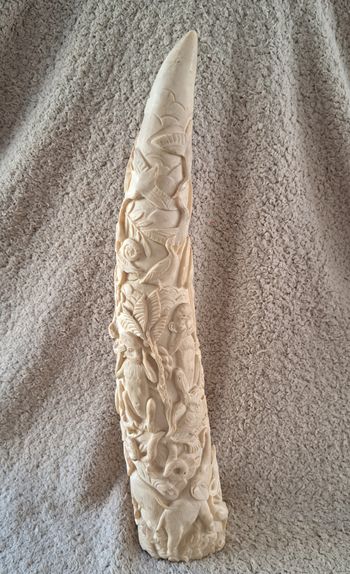 🗿 Décoration défense en résine gravée d'animaux