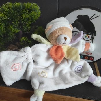 Doudou Et Compagnie marionnette Blanc Mouchoir Tourbillons Pétales Bonnet Bleu