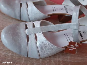 chaussures neuves avec étiquette