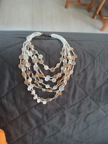 Collier perles boutons