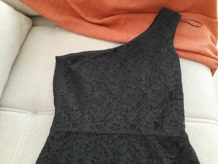 Robe noire dentelle et épaule asymétrique - photo numéro 5