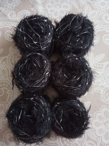 Lot de 6 Pelotes Fantaisies aspect poilu Noir, Vert Pastel et Blanc (630g)